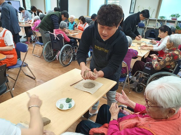 한국도자재단이 ‘2020년 찾아가는 도자문화 아카데미’ 참여 기관을 모집한다고 10일 밝혔다. ⓒ 뉴스피크