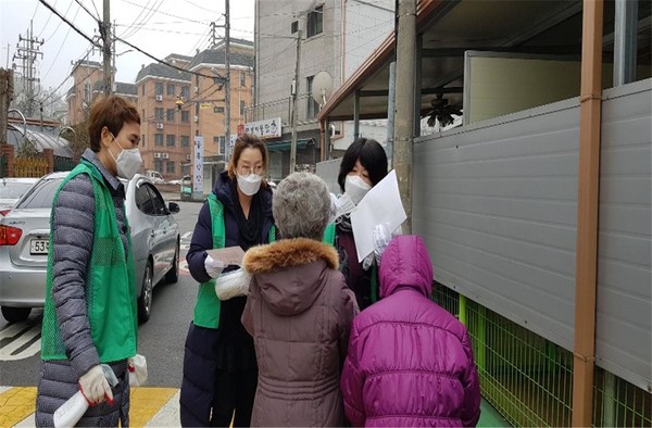 평택시 송북동 새마을부녀회(회장 백명숙)는 13일 코로나19 확산 방지를 위해 관내 주민을 대상으로 바이러스 예방 캠페인을 했다. ⓒ 뉴스피크