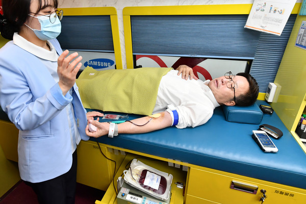 염태영 수원시장이 헌혈을 하고 있다. ⓒ 수원시