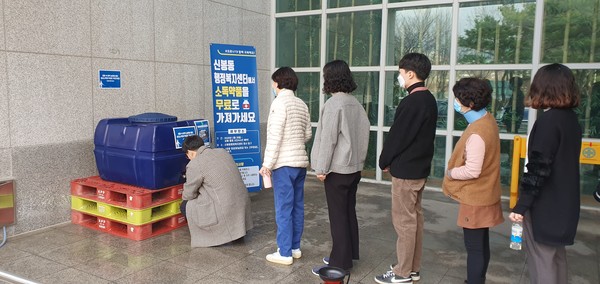 용인시 신봉동 행정복지센터에서 소독약을 받아가고 있는 주민들. ⓒ 뉴스피크