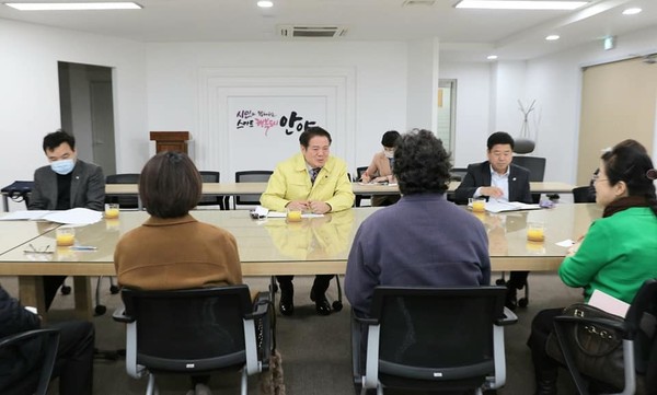 최대호 안양시장이 지난 19일 평생교육원 강사들과 만나 고충을 들었다. 사진 : 최대호 시장 페이스북. ⓒ 뉴스피크