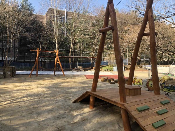 수원시 영통구(구청장 송영완)는 노후화된 푸른어린이공원을 아이들이 마음껏 뛰어놀 수 있는 체험형 놀이공간으로 새롭게 정비해 오는 20일 개장할 예정이라고 밝혔다. ⓒ 뉴스피크