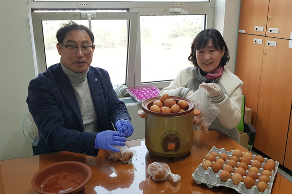 안양시 복지정책과 임채익 복지정책팀장이 코로나19 확진자와 접촉, 자가 격리 중인 시민들에게 전달하기 위해 계란을 굽고 있다. ⓒ 뉴스피크