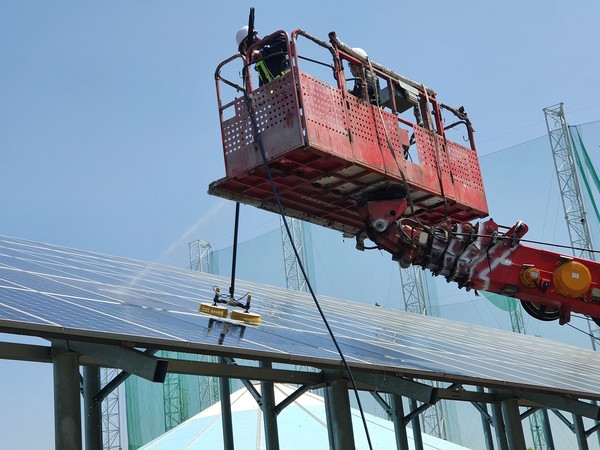 수원시 나눔햇빛발전소에 설치된 ‘태양전지 어레이’를 세척하는 모습. ⓒ 뉴스피크