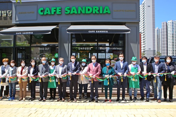 평택시는 지난 20일, 사회적협동조합 평택지역자활센터를 경영 지원하고 있는 한부모 여성들이 모여 창업한 자활기업 ‘카페 샌드리아’ 개소식을 개최했다. ⓒ 뉴스피크
