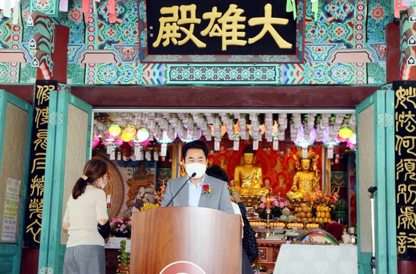 백군기 용인시장이 30일 대덕사에서 열린 부처님 오신날 기념행사에 참석해 인사말을 하는 모습. ⓒ 뉴스피크