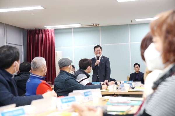 박승원 광명시장은 주민이 참여하는 진정한 주민자치 실현을 위해 주민들 을 찾아간다. ⓒ 뉴스피크