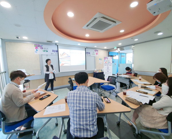 오산시(시장 곽상욱)는 지난 28일 오산시진로진학상담센터 드림웨이에서 관내 교원 및 관계자를 대상으로 ‘자유학년제의 이해 프로그램 시연회’를 개최했다. ⓒ 뉴스피크
