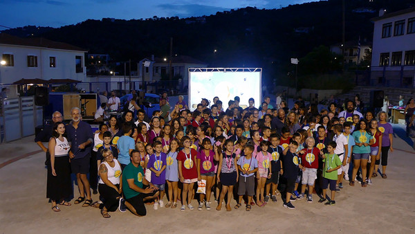 영화캠프 폐막식. 참가한 아이들이 단체사진을 찍는다. ⓒ 뉴스피크