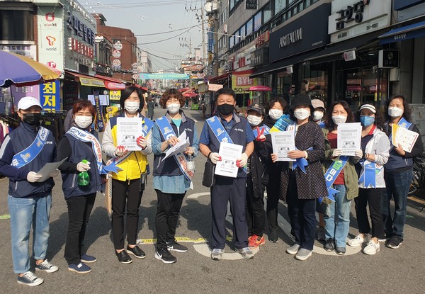 ▲ 수원시 장안구 정자2동은 지난 15일 통장협의회와 함께 마스크 착용 캠페인을 벌였다. ⓒ 뉴스피크