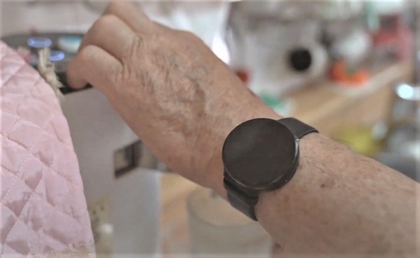 ▲ 어르신의 생활패턴을 분석할 수 있는 손목시계 형태의 디바이스. ⓒ 뉴스피크