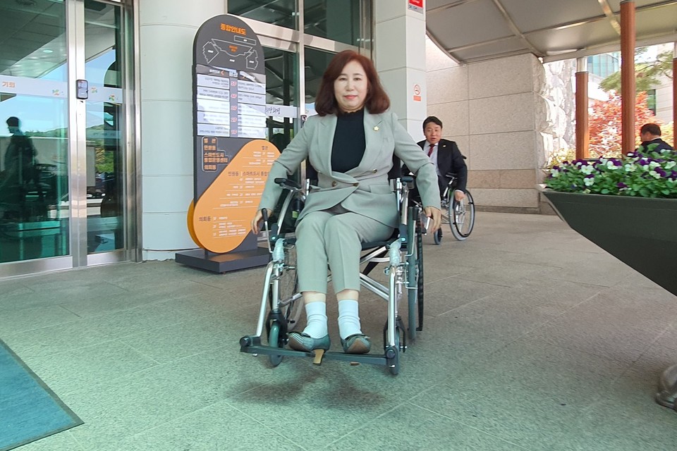 ▲ 김경희 화성시의회 의장이 장애체험을 하고 있다. ⓒ 뉴스피크