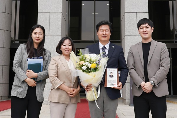 ▲ 오강현 김포시의회 부의장이 지난 6월 28일 열린 ‘제8회 대한민국 신창조인 대상' 시상식에서 시의정 활동부문 대상을 수상했다.