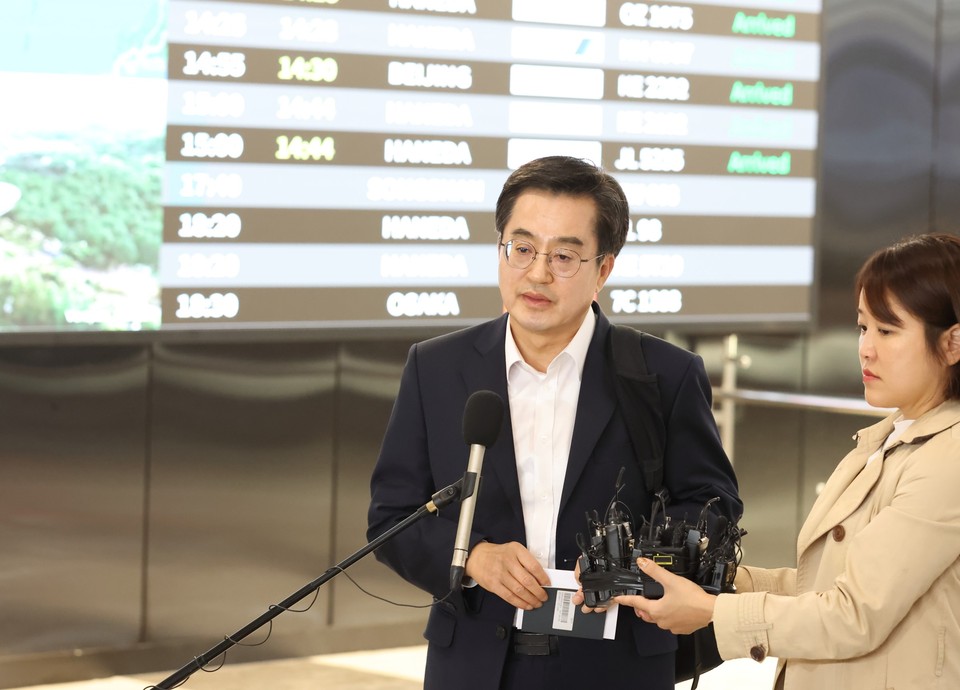 ▲ 해외순방(중국)을 마치고 돌아온 김동연 경기도지사가 김포국제공항에서 언론브리핑을 하고 있다.