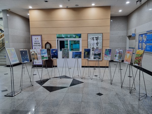 ▲ 포곡도서관 로비에 전시된 예술동아리 'Art For' 회원들의 작품.