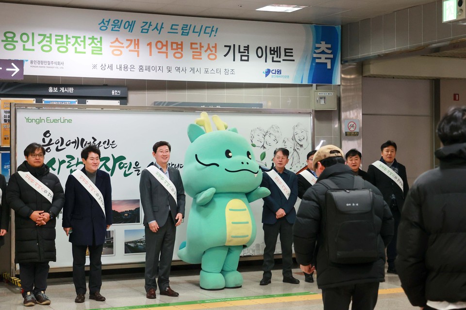 ▲ 이상일 용인특례시장이 지난 3일 경전철 기흥역에서 시민들에게 새해 인사를 하고 있다.