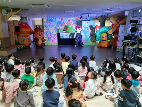 ▲ 시흥시 학교복합시설 배곧너나들이, ‘탄소중립 환경보호 인형극’ 성료