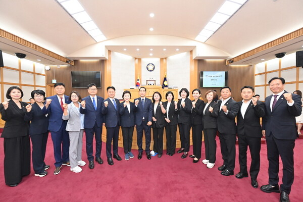 ▲ 파주시의회가 1일 제9대 시의회 개원식을 개최하고 2년간의 전반기 의정활동 시작을 알렸다. ⓒ 뉴스피크
