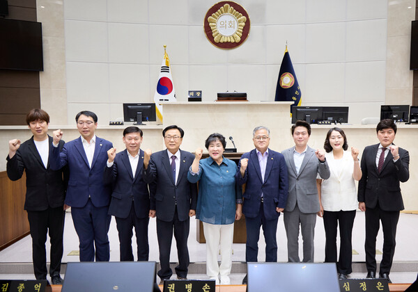 ▲ 용인특례시의회 제10대 전반기 장정순 의장이 김길수 부의장, 상임위원장들과 기념사진을 찍고 있다.
