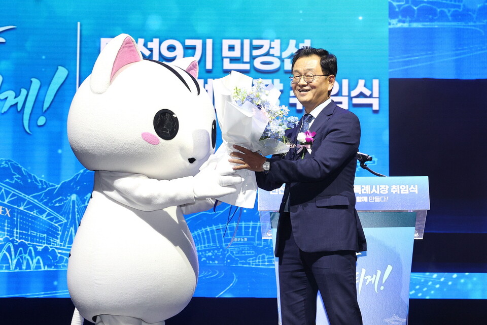 ▲ 민선9기 민경선 고양특례시장과 시 대표 캐릭터 고양고양이가 기념촬영을 하고 있다.