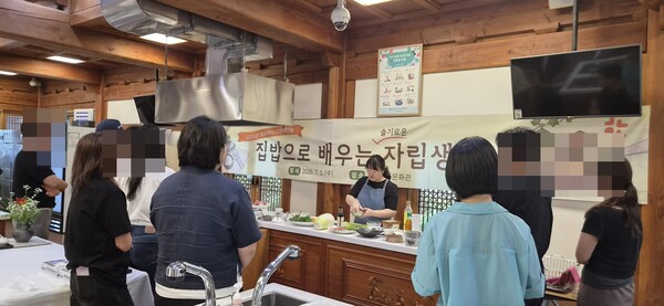 ▲ 청년들이 수원특례시가 마련한 ‘2026년 셰어하우스 콘(CON), 집밥으로 배우는 자립생활’ 워크숍에 참여하고 있다.