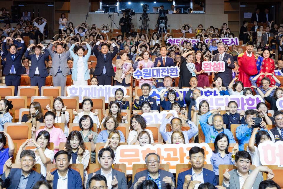 ▲ 이재준 수원특례시장이 시민들과 함께하고 있다.
