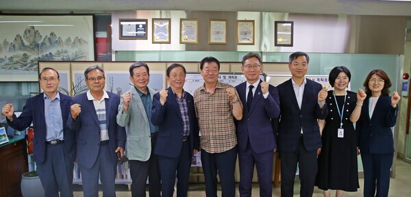 ▲ 수원시 장안구는 지난 7월 1일, 김인배 신임 장안구청장이 취임 직후 대한노인회 수원시장안구지회를 예방하여 황민웅 지회장을 비롯한 주요 임원들과 노인복지 현안사항에 대해 소통의 시간을 가졌다고 밝혔다. ⓒ 뉴스피크