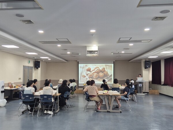 ▲ 부천시는 지난 1일 갱년기 비만관리 프로그램 2기 참여자를 대상으로 ‘건강한 간식 만들기’를 주제로 요리 교실 특강을 운영했다. ⓒ 뉴스피크