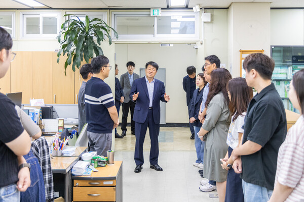 ▲ 인천광역시 계양구 박형우 구청장이 취임 이틀째인 2일 첫 간부회의를 주재하고 구정 운영 방향을 공유한 데 이어 본청과 보건소 전 부서를 찾아 직원들과 인사를 나누며 민선 9기 첫 공식 소통 행보에 나섰다. ⓒ 뉴스피크