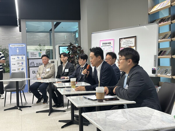 ▲ 유호준 경기도의원(더불어민주당, 남양주 다산1동)은 7월 1일 안민석 경기도교육감 취임 첫날 열린 기간제+사서교사 교원경력 인정 문제 해결을 위한 차담회에 참석해 "오늘은 지난 몇 년간 이어진 갈등을 해결하기 위한 중요한 전환점이 마련된 날"이라며 "경기교육 대전환의 시작을 기대한다"고 밝혔다.