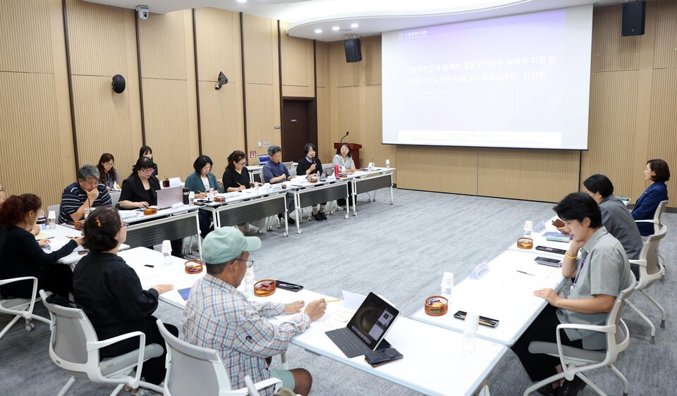 ▲ 지난 7월 10일 수원특례시의회에서 일본군‘위안부’ 피해자 보호법 개정에 발맞춰 지방자치단체 조례 개선 방향을 모색하기 위한 정책간담회가 전국 각지에서 활동 중인 시민사회단체 관계자와 수원시의회 의원들이 참석한 가운데 개최됐다.