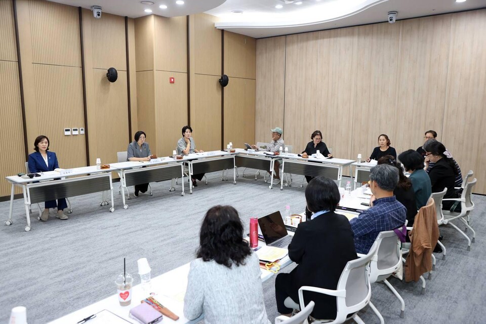 ▲ 지난 7월 10일 수원특례시의회에서 일본군‘위안부’ 피해자 보호법 개정에 발맞춰 지방자치단체 조례 개선 방향을 모색하기 위한 정책간담회가 전국 각지에서 활동 중인 시민사회단체 관계자와 수원시의회 의원들이 참석한 가운데 개최됐다.
