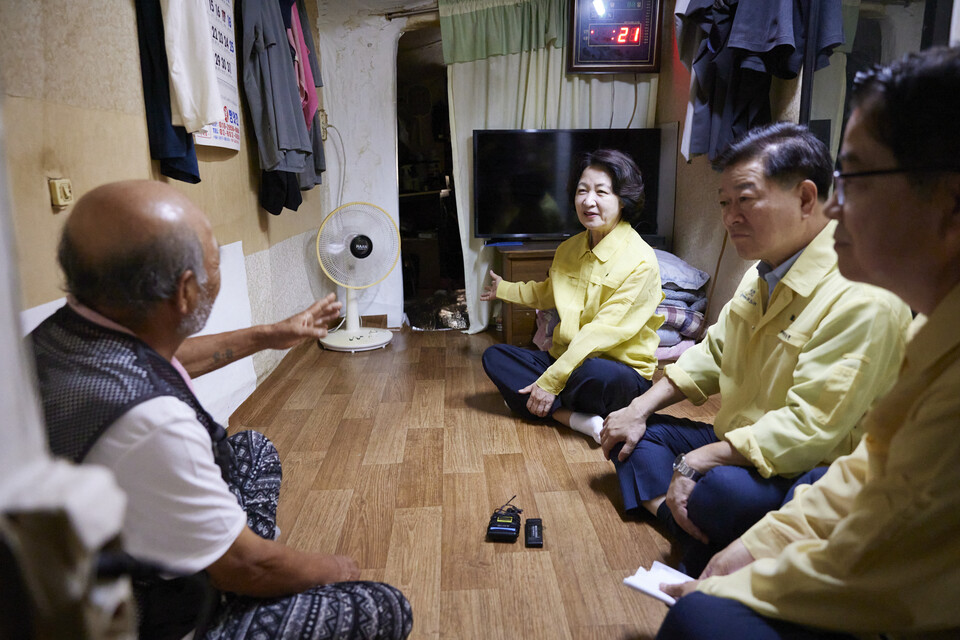 ▲ 추미애 경기도지사가 박승원 광명시장과 함께 7월 14일 오전 광명시 소하동 뚝방 거주촌을 찾아 주민들의 냉방 여건과 건강 상태를 확인하고 폭염과 집중호우에 대비한 현장 대응체계도 점검했다.