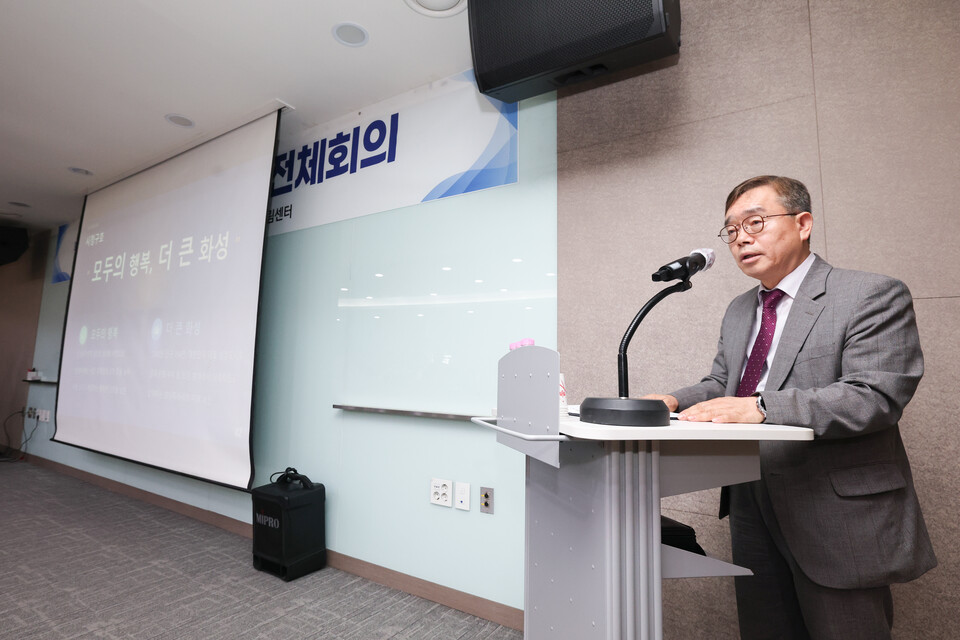 ▲ 조승문 화성미래비전위원장이 화성미래비전위원회 전체회의에서 민선 9기 시정 운영 방향을 설명하고 있다.