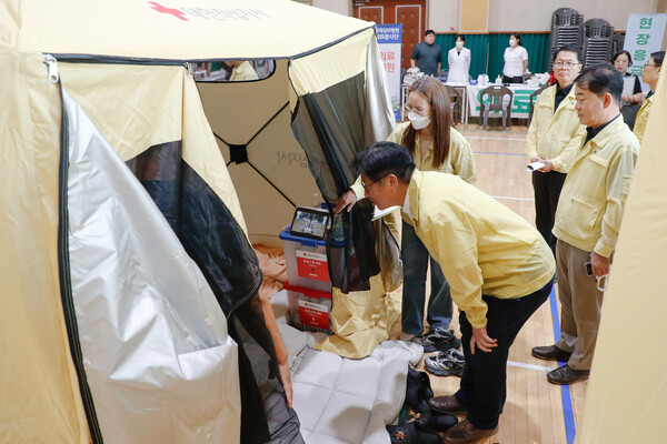 ▲ 도성훈 인천광역시교육감은 19일 서해구 석남동 쿠팡 물류센터 화재로 인해 운영 중인 인천신현초등학교 이재민 임시주거시설을 방문해 시설 운영 상황을 점검하고, 대피 중인 주민들을 위로했다. ⓒ 뉴스피크