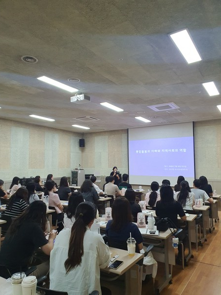 ▲ 부천시지역사회보장협의체 지역복지분과는 지난 7월 16일 삼정종합사회복지관에서 지역복지분과 위원과 사회복지기관 실무자 등 50여 명이 참석한 가운데 「지역사회와 통합돌봄」을 주제로 지역복지분과 역량강화 워크숍을 개최했다. ⓒ 뉴스피크