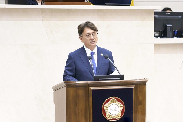 ▲ 용인특례시의회 이교우 의원(풍덕천2동‧신봉동/더불어민주당)은 7월 20일 열린 제305회 임시회 제1차 본회의에서 5분 자유발언을 통해 동천유타워 공동집배송센터 지정취소에 따른 수분양자와 입주기업의 피해를 최소화하기 위한 용인시의 적극적인 대응과 실질적인 해결방안 마련을 촉구했다.