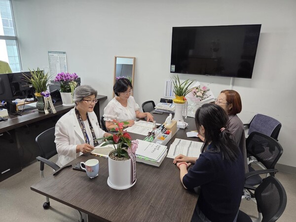 ▲ 경기도의회 여성가족평생교육위원회 최순자 의원(더불어민주당, 비례)은 지난 19일, 경기도의회에서 어린이집 교사, 육아종합지원센터 실무자들과 함께 ‘영유아 보육 현황 점검 및 부모교육 활성화를 위한 현장 실무자 정담회’를 개최했다.