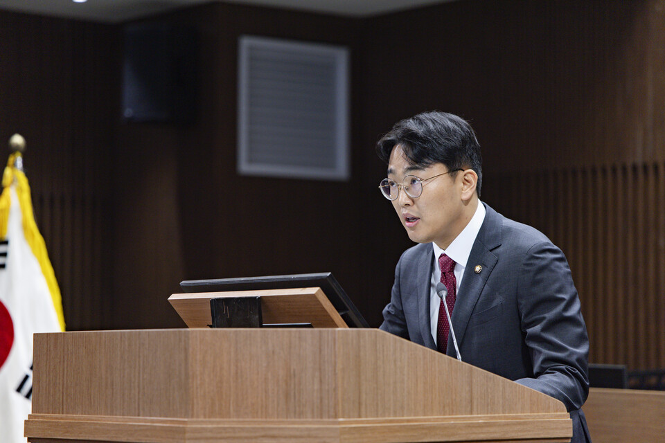 ▲ 화성특례시의원 문화체육위원회 장동희 의원(국민의힘, 동탄4동·동탄6동·동탄8동)이 7월 20일 제253회 임시회 제1차 본회의에서 5분 자유발언을 하고 있다.