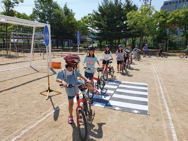 한 초등학교에서 자전거 안전교육을 하고 있다. ⓒ 수원시
