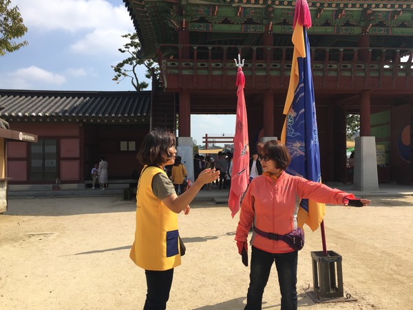 수원화성 외국어 자원봉사자 활동 모습. ⓒ 뉴스피크