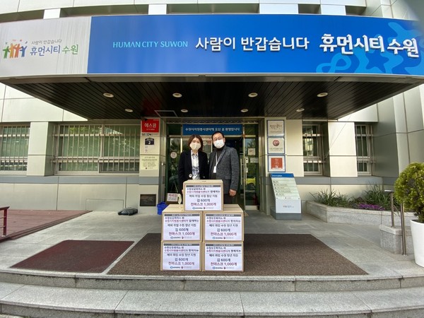임숙자 수원시자원봉사센터장과 함종학 수원상공회의소 본부장이 지난 4월 28일 일본으로 면마스크를 보내며 기념촬영을 하고 있다. ⓒ 뉴스피크