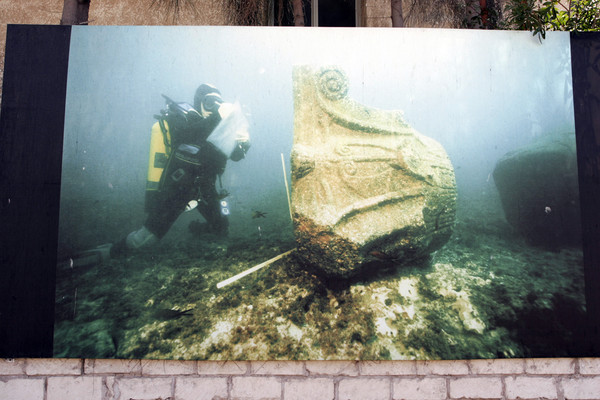 1961년 한 이집트 잠수부가 높이 7미터의 이시스 조각상을 발견하였다. 그로부터 무수히 많은 이들이 지중해의 푸른 바다 속으로 뛰어들었고, 그렇게 1994년 이후로 알렉산드리아 해저에서 발굴된 유구만 하더라도 2만여 개가 넘었다. 해안선 아래 고대의 화려한 도시가 잠들어 있으며, 파로스의 등대가 실재했음을 알게 되었다. ⓒ 뉴스피크