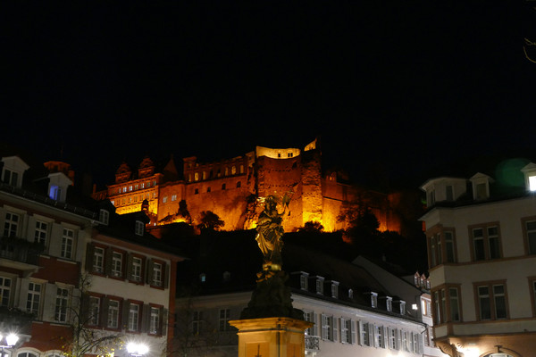 밤에 보는 하이델베르크 성. 시청 앞 광장에는 1718년 만들어진 바로크 양식의 성모마리아 상이 있다. ⓒ 뉴스피크