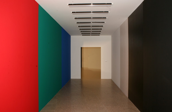 무채색과 유채색이 칠해진 터널은 조명 조작을 통해서 다양한 색의 변화를 체험해볼 수 있다. ⓒ 뉴스피크