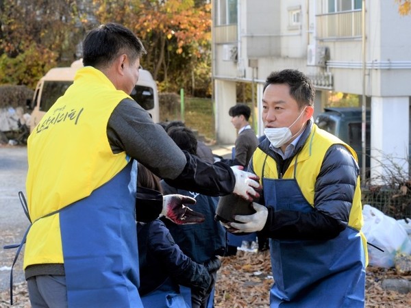 ▲ 오산시의회 이성혁 의원의 2019년 연탄 봉사활동 모습. ⓒ 뉴스피크