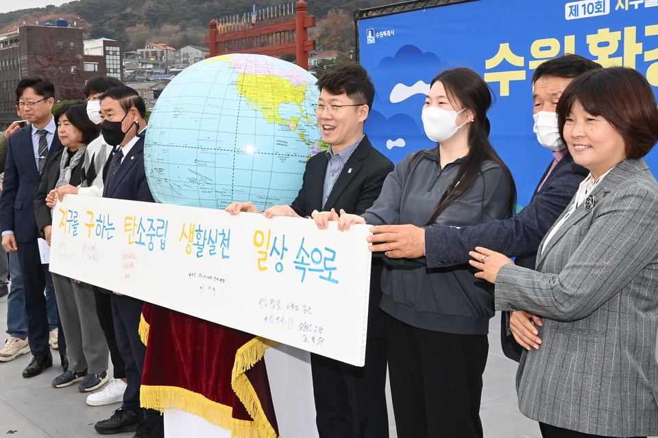 ▲ 12일 화성행궁 광장에서 '제10회 수원 환경교육 한마당' 행사가 진행되고 있다.