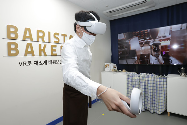 ▲ 양호진씨가 처인장애인복지관에 마련된 VR직종체험을 통해 커피를 만들고 있다.