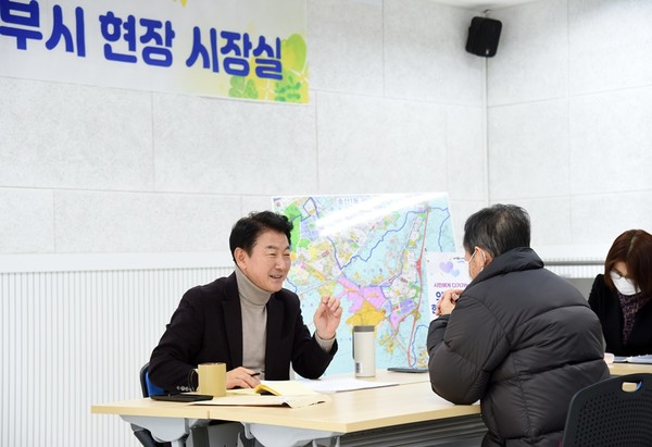 ▲ 김동근 의정부시장은 1월 6일 2023년도 계묘년 새해 첫 현장시장실을 개최해 직접 시민들을 만나 소통했다. ⓒ 뉴스피크
