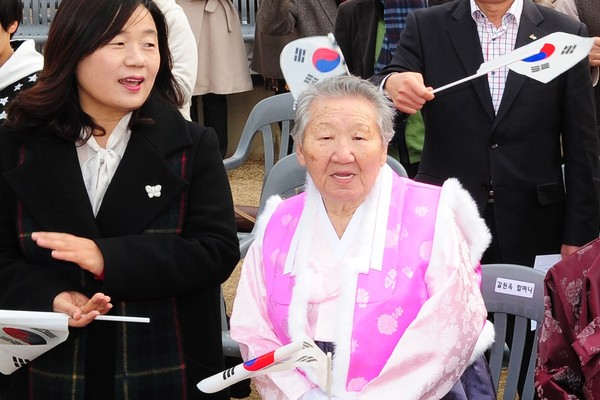 ▲ 2014년 3월 1일 수원화성박물관에서 열린 수원평화비(평화의소녀상)건립추진위원회 창립 행사 때 당시 윤미향 정대협 대표와 길원옥 할머니. ⓒ 뉴스피크